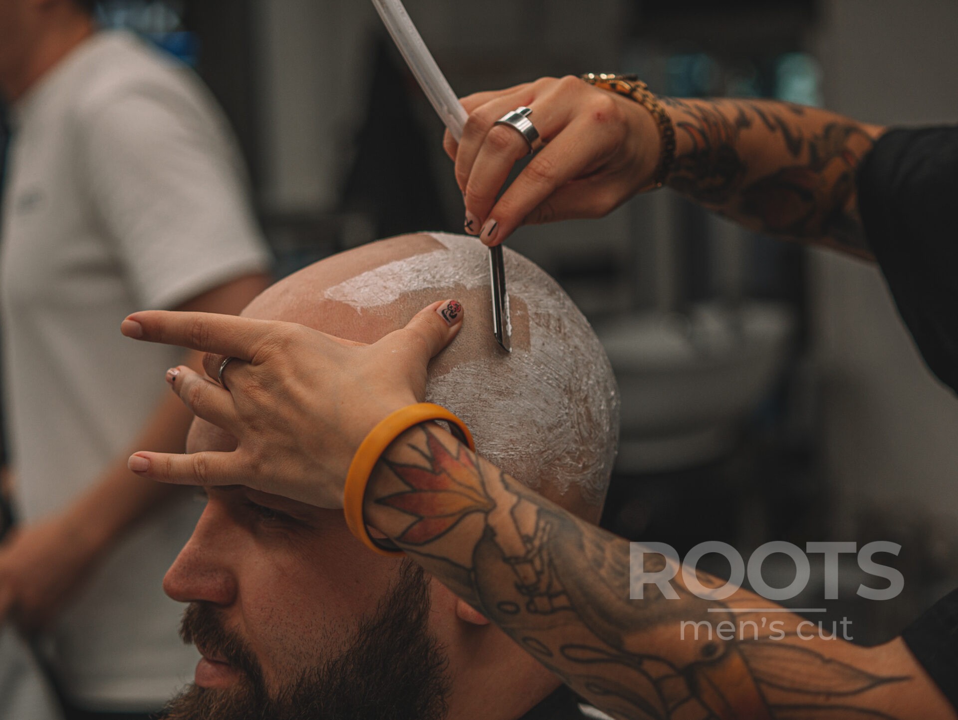 Бритье головы в Roots Mens Cut - стильный и ухоженный вид для мужчин